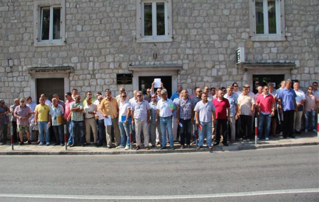 STO TAKSISTA A PERIĆA NIGDJE:  ‘Nećemo stati na ovome’ (FOTOGALERIJA)