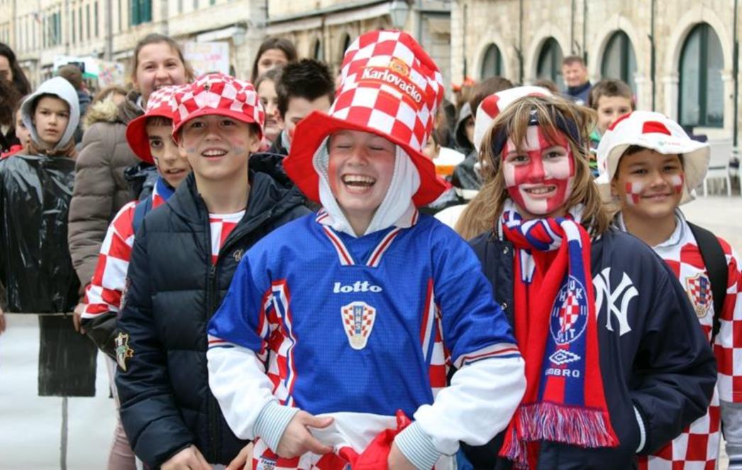 MAŠKARE ZAUZELE STRADUN: Osnovnoškolci pokazali kako se zabavlja (FOTOGALERIJA)