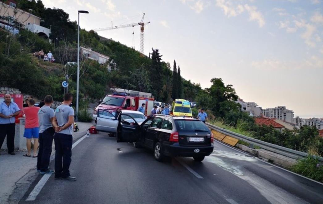 SUDAR DVA AUTOMOBILA NA NUNCIJATI Vatrogasci spašavali unesrećene strance (FOTO)
