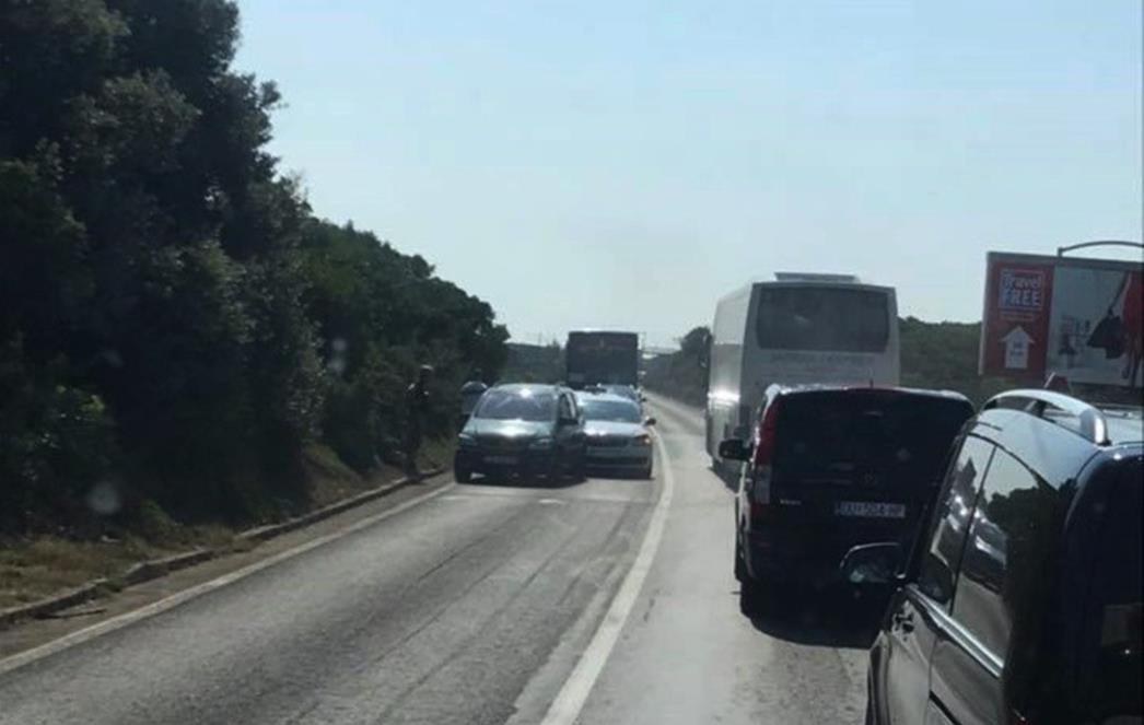 NESREĆA U BLIZINI ZVEKOVICE Sudarila se tri automobila, dvije osobe prebačene u bolnicu