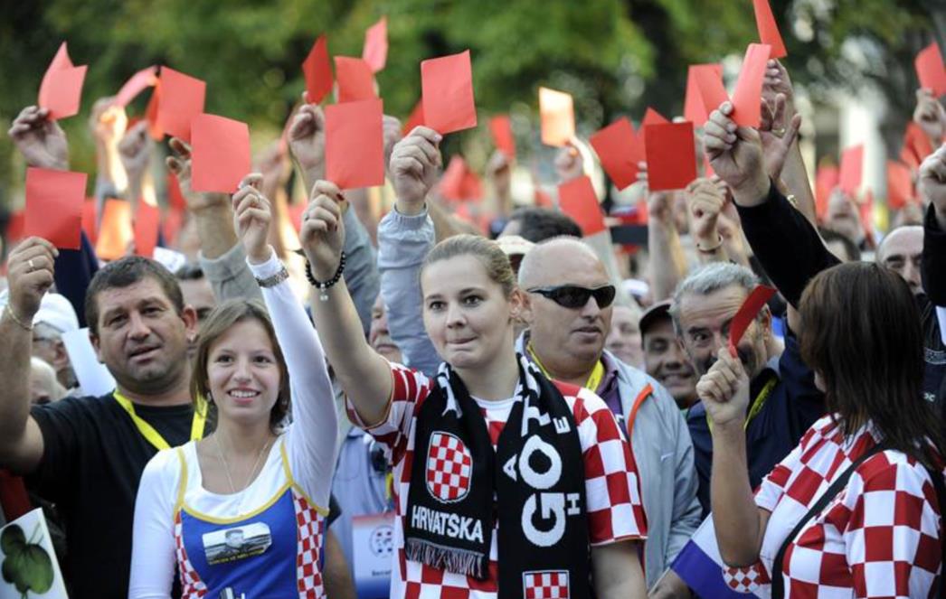 Hrvati prosvjednici dali crveni karton Haškom tribunalu (FOTO)