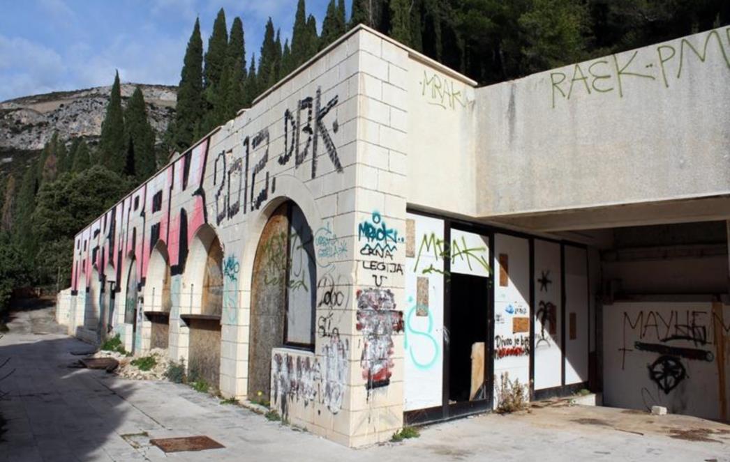 Opljačkana trafostanica Hotela Belvedere, uhićen trojac zbog krađe  iz automobila u Bourbonu