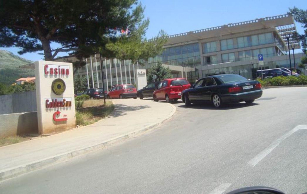 Kad nemaš gdje, blokiraj barem jednu prometnu traku 