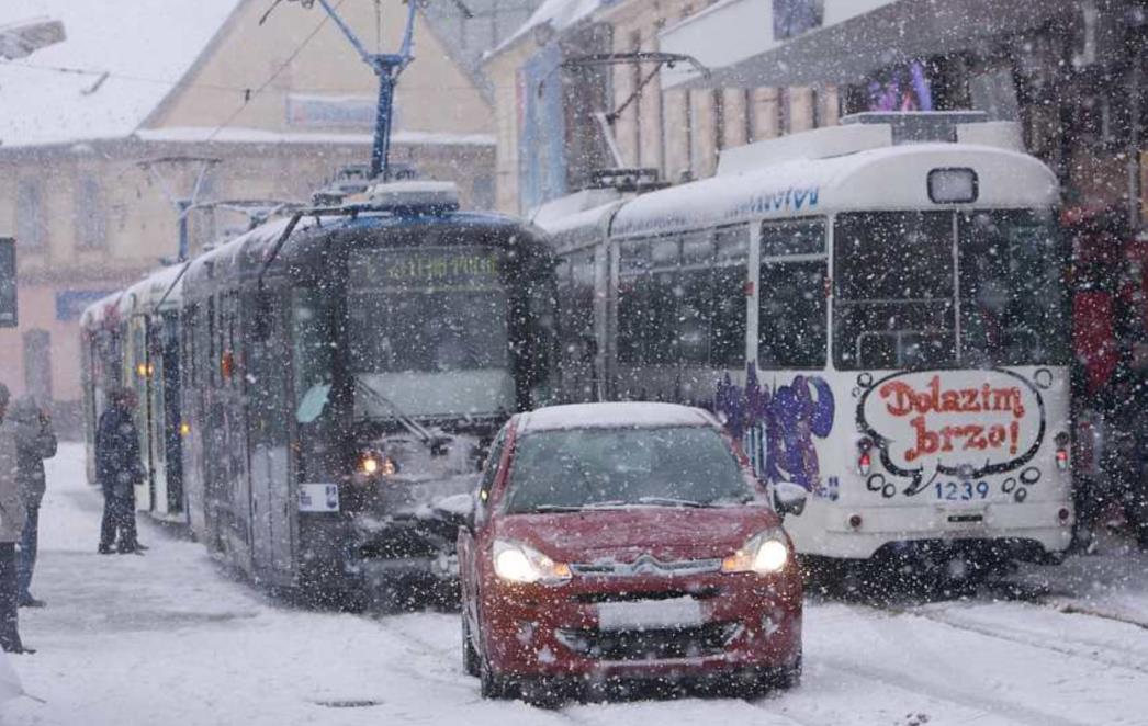 Nevrijeme UŽIVO: Snijeg i dalje pada, a vjetar pogoršava uvjete, HGSS spasio osmeročlanu obitelj