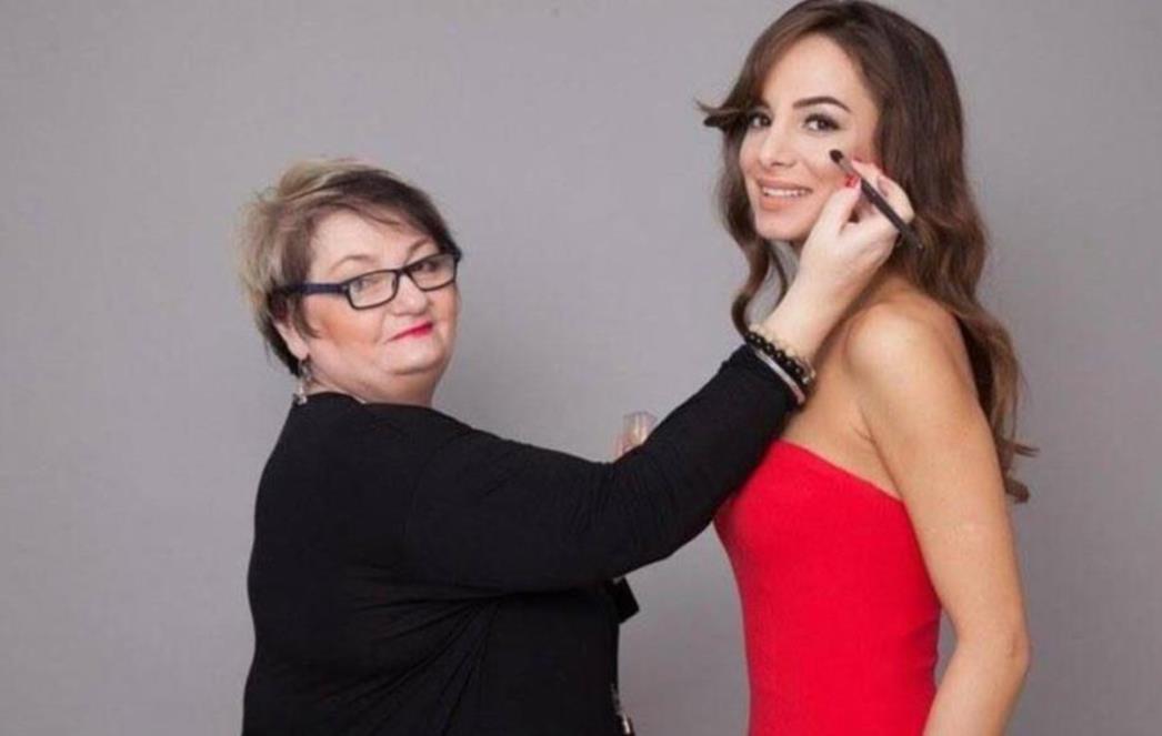 Novogodišnji make up treba biti elegantan, profinjen i postojan, bez obzira u kojem okruženju se slavi doček