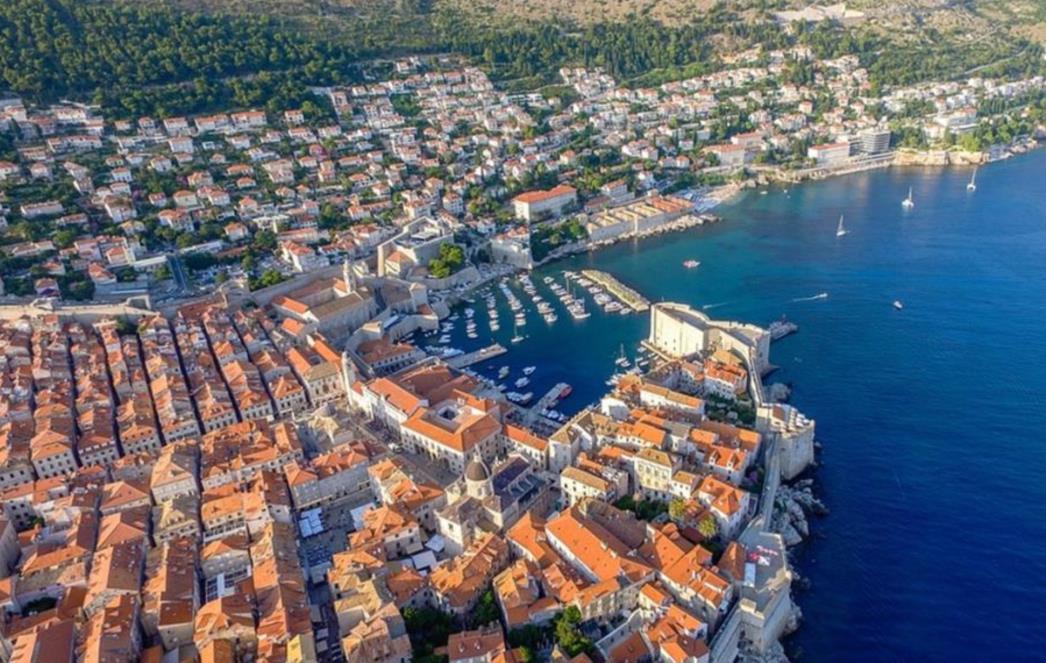     Prizor sa Dubrovačkih gradskih zidina -    40 godina    prije i poslije