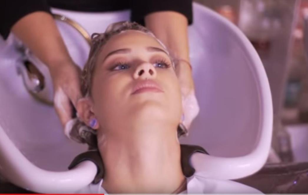 Evo kako obnoviti ispucale vrhove i njegovati kosu kod kuće (VIDEO)