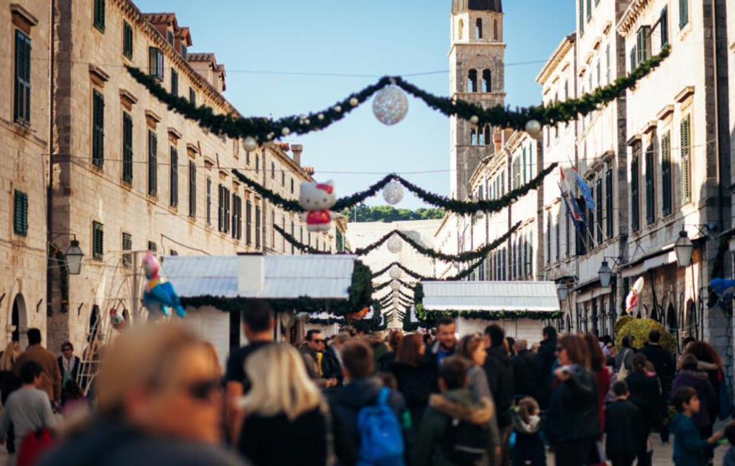 NAKON ZGRAŽANJA DUBROVAČKIH KONZERVATORA: Evo što o adventskim kućicama na Stradunu misli nagrađivani hrvatski arhitekt!