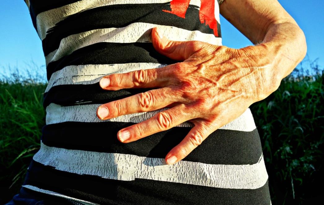   Bolovi u želucu – popratni   simptomi, uzroci i kako si pomoći