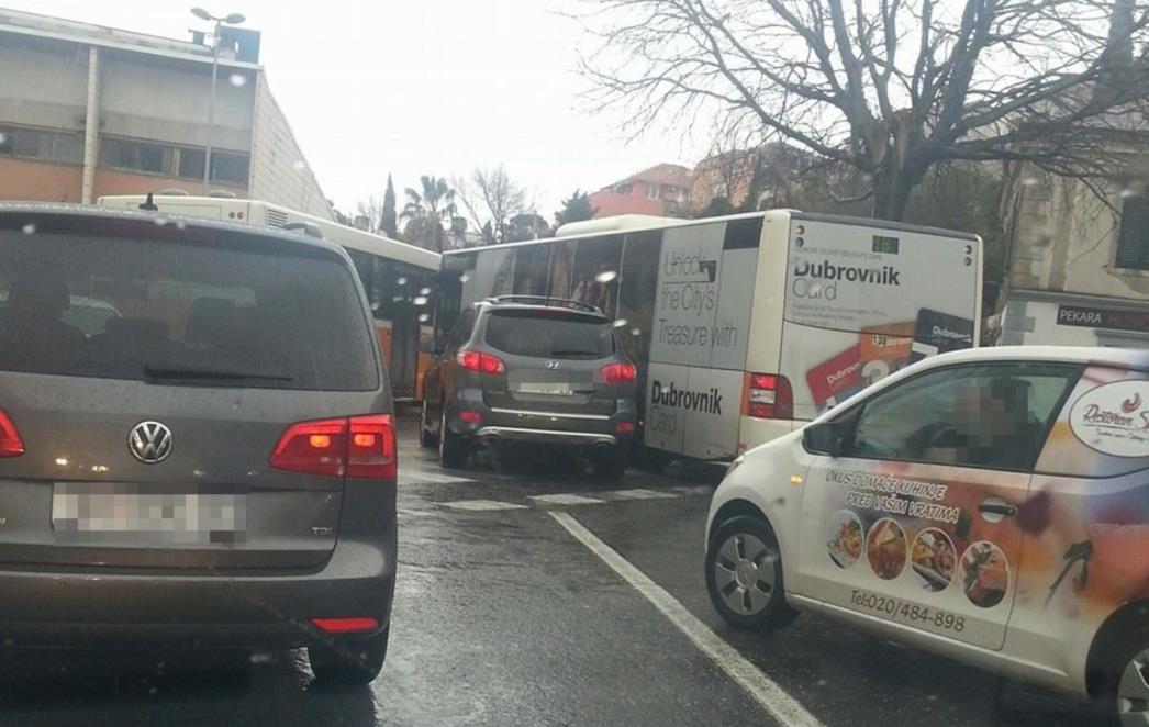 PROMETNA NESREĆA U DUBROVNIKU: Sudar osobnog automobila i Libertasovog autobusa! /FOTO/