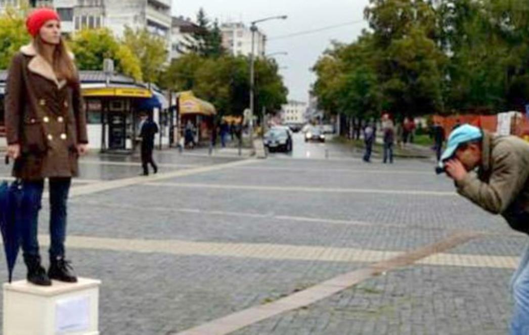 Riješen misterij djevojke iz Prijedora koja danima stoji i šuti na gradskom trgu 