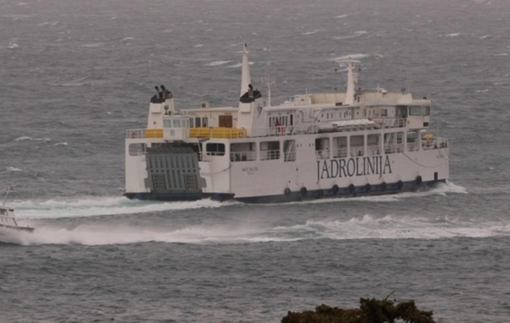 Orkanska bura i dalje otežava promet uz obalu, u prekidu trajektna linija Dubrovnik-Suđurać te katamaranske prema Korčuli i Lastovu