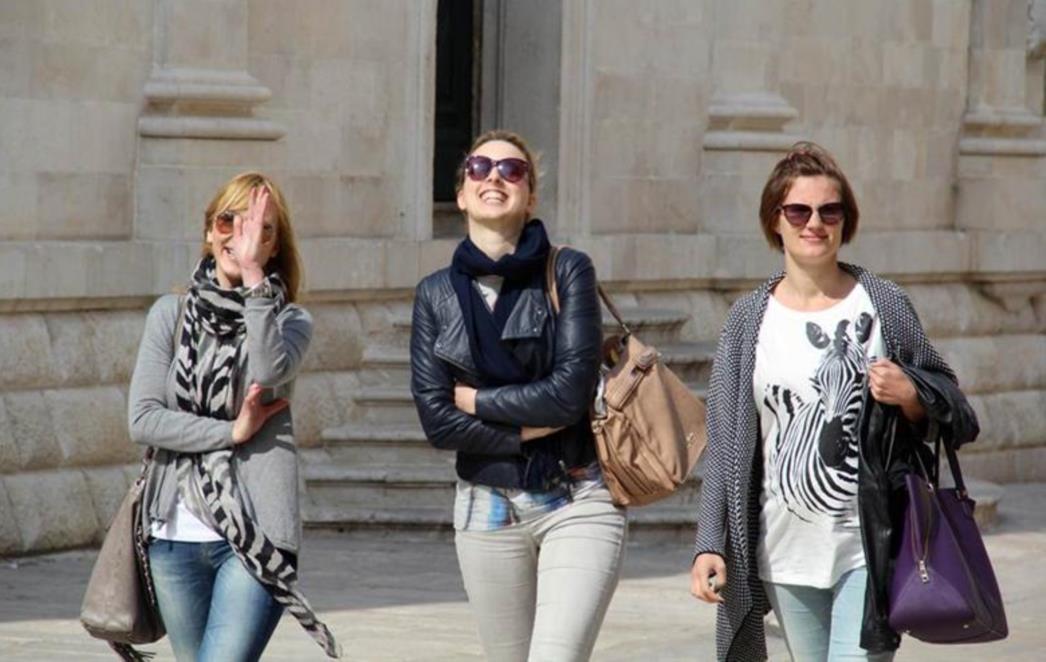 SUBOTNJI ĐIR STRADUNOM: Dubrovčani prošetali i iskoristili sunce prije kiše