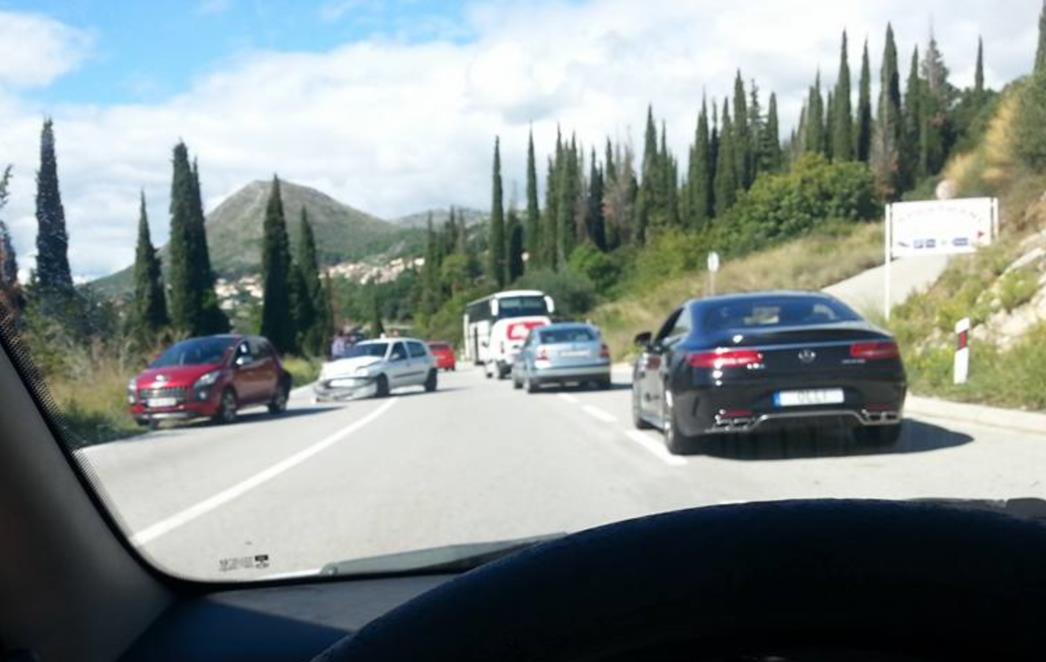 PROMETNA NESREĆA U ORAŠCU: U sudaru autobusa i automobila ozlijeđena jedna osoba!