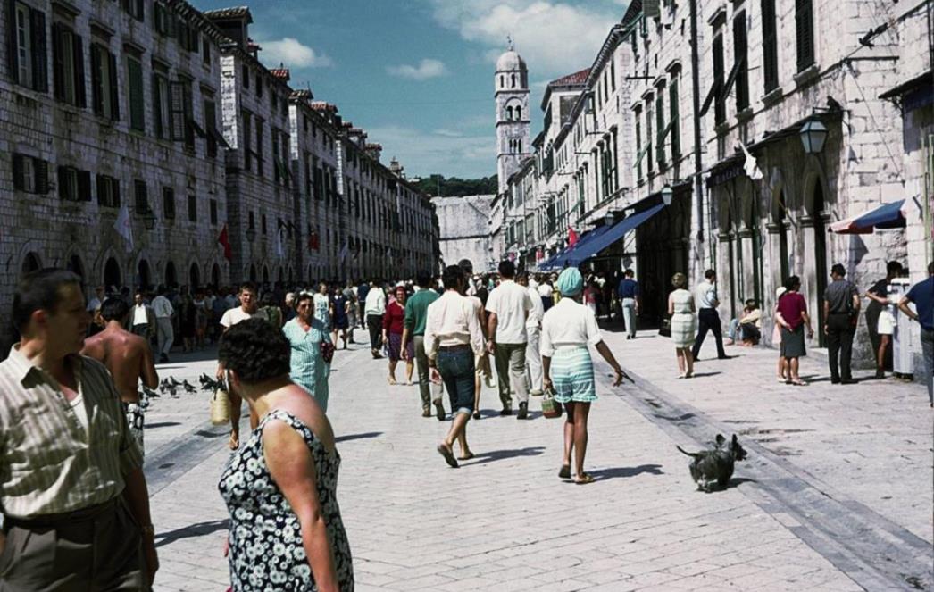 PREPOZNAJETE LI KOGA? Đirata Stradunom daleke 1960. godine evocira uspomene! (VIDEO)
