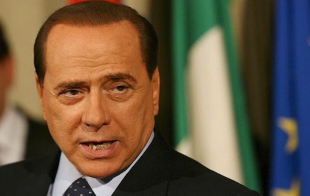 Berlusconijev neizostavni dio uljepšavanja - puder i tuš za oči