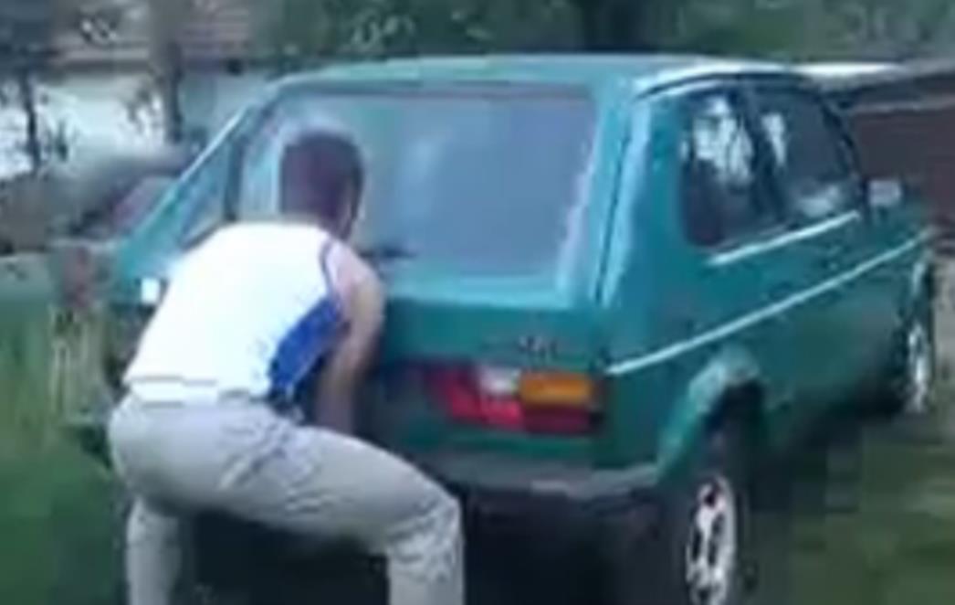 URNEBESNO: Pogledajte kako Bosanac preparkirava automobil! /VIDEO/