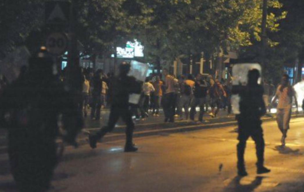 NEREDI U MOSTARU NAKON UTAKMICE: Navijači napali policijsku ophodnju (VIDEO)
