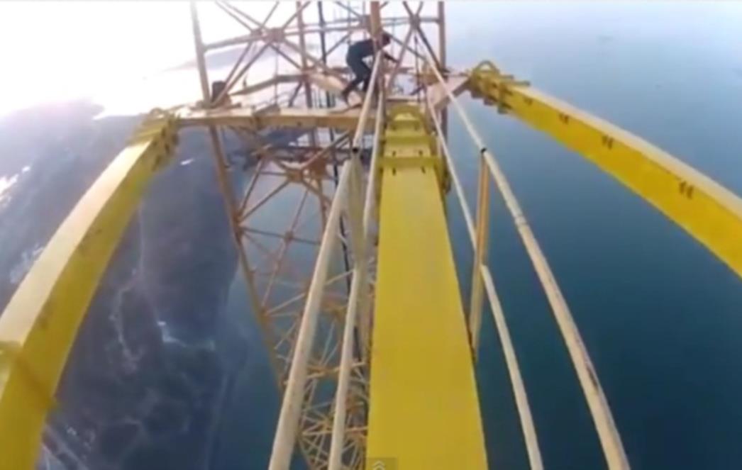 Ruski tinejdžeri bez sigurnosne opreme se popeli na 320 metara visok most (VIDEO)