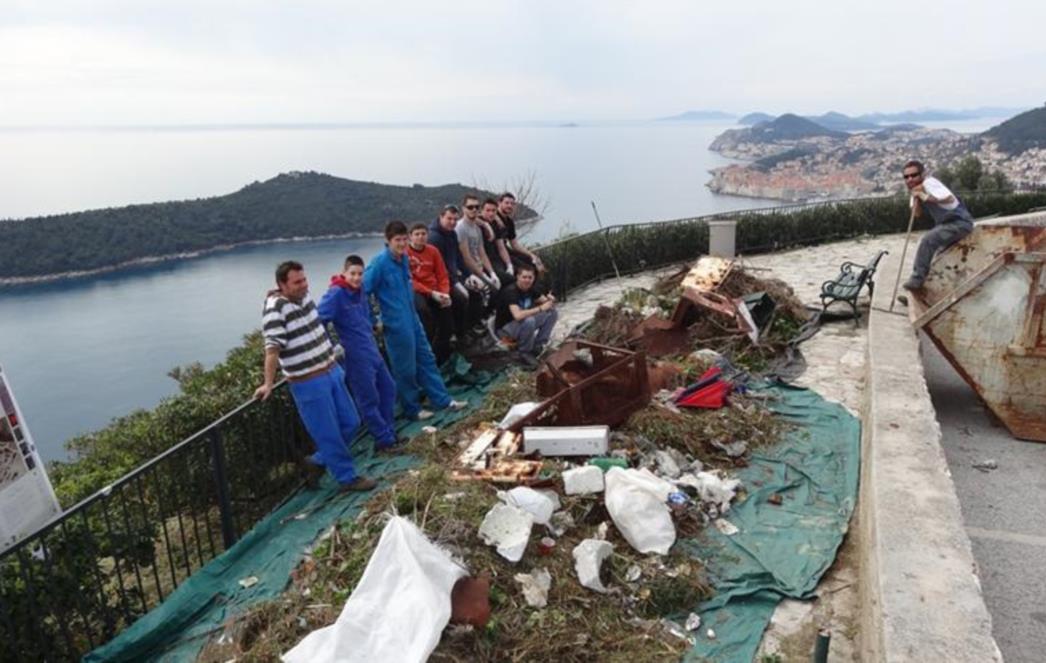 PRIPREME ZA TURISTIČKU SEZONU:  Očišćena nevjerojatna količina smeća s vidikovca na Orsuli (FOTOGALERIJA)