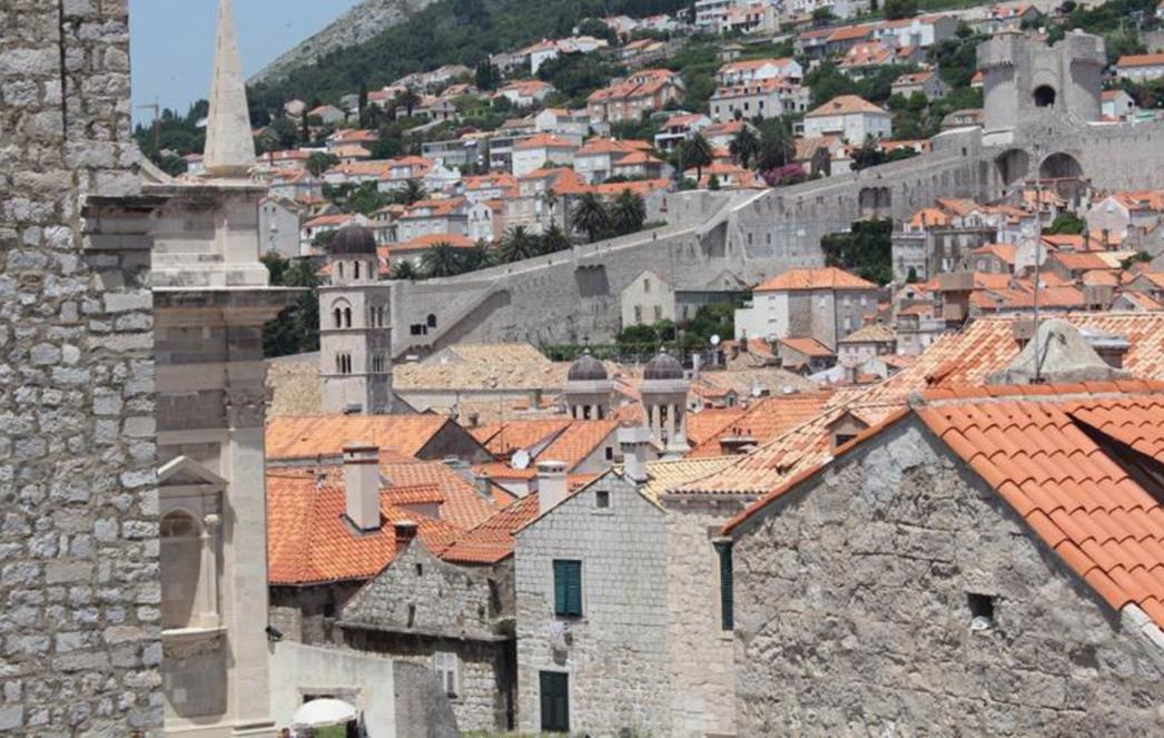 CRNOGORCI SE ŽALE NA KONZULAT U DUBROVNIKU: Nema crnogorske zastave, ostala samo tabla zlatne boje...