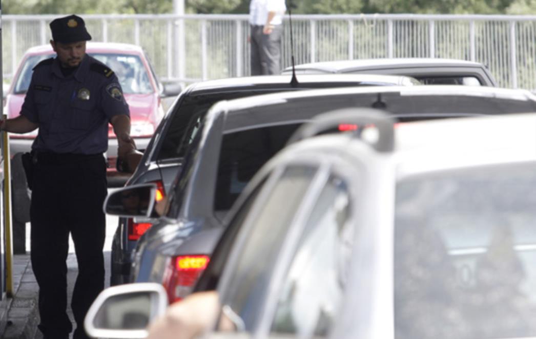 POJAČAN PROMET: Kod Metkovića se čeka sat i 45 minuta!