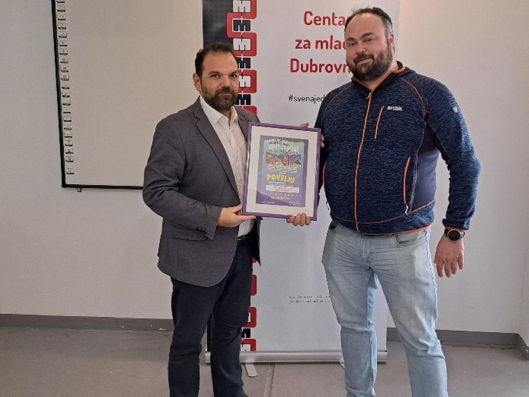 Pročelnik Dživo Brčić uručio Tomu Sjekavici Povelju za naj akciju za djecu u 2022.