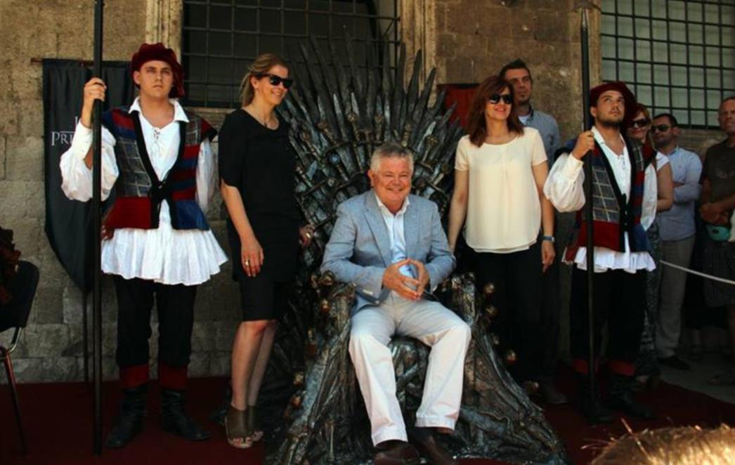 LUDNICA NA STRADUNU: Željezno prijestolje stiglo u Dubrovnik, Vlahušić prvi zasjeo! /FOTOGALERIJA/