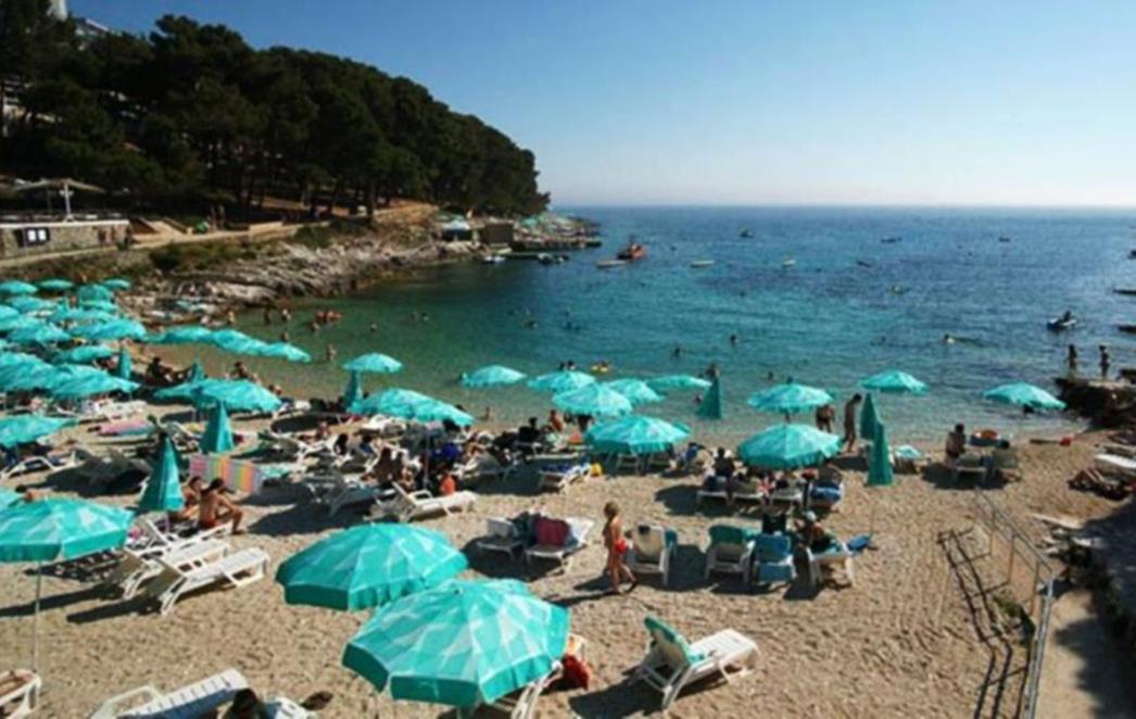 KONCESIJSKE CIJENE NA PLAŽAMA Bijesni  gosti: Ako želimo obitelj povesti na plažu, to će nas koštati 400 kuna dnevno...