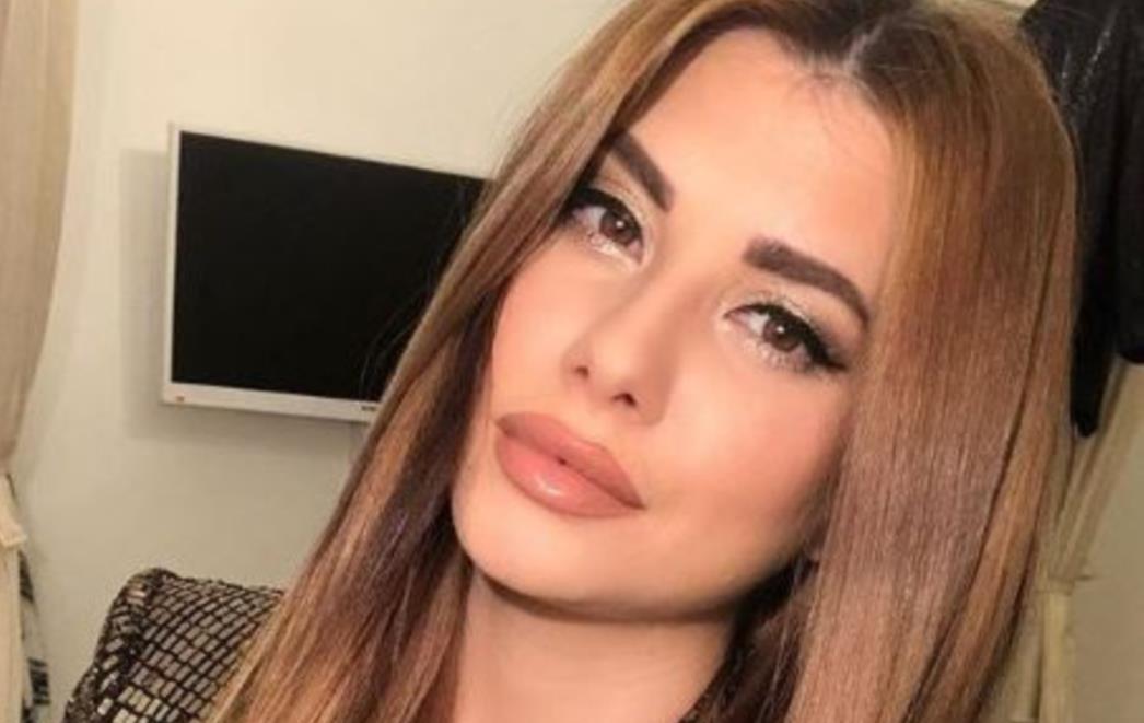 ECIJA IVUŠIĆ IZMAMILA UZDAHE FANOVA Legla na stol u mini haljinici, pa pokazala bujno poprsje i duge noge