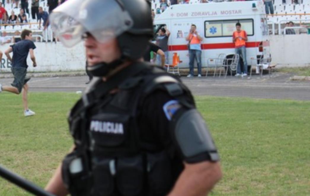 DRAMA U MOSTARU Huligani napali policiju, snimatelj dobio u glavu