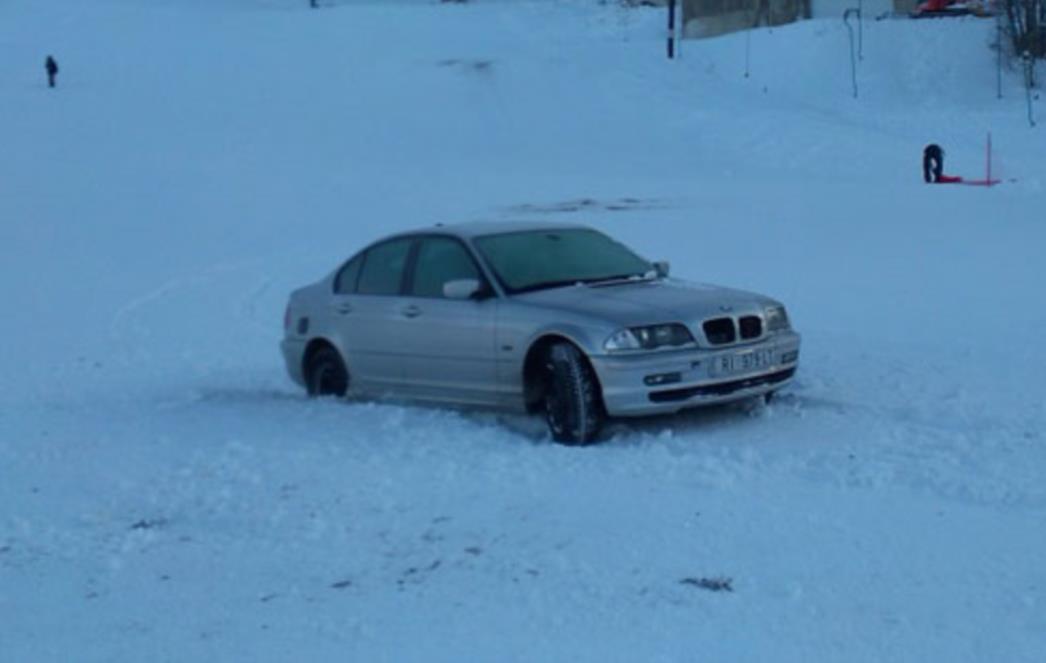 PA LJUDI MOJI JE LI OVO MOGUĆE? Parkirao BMW nasred skijaške staze i izgubio se! /FOTO/