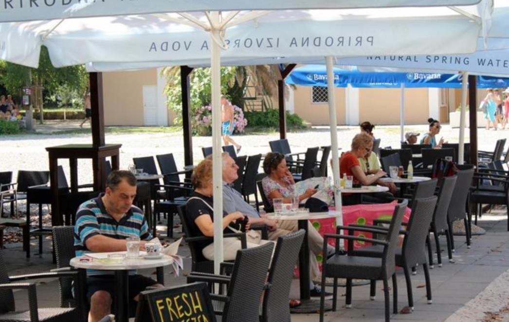 SUBOTNJE JUTRO U UVALI LAPAD:  Ispijanje kava i skok u more