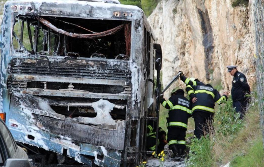 DRAMATIČNO POPODNE NA JADRANSKOJ MAGISTRALI: Zapalio se riječki autobus s dvadesetak putnika!