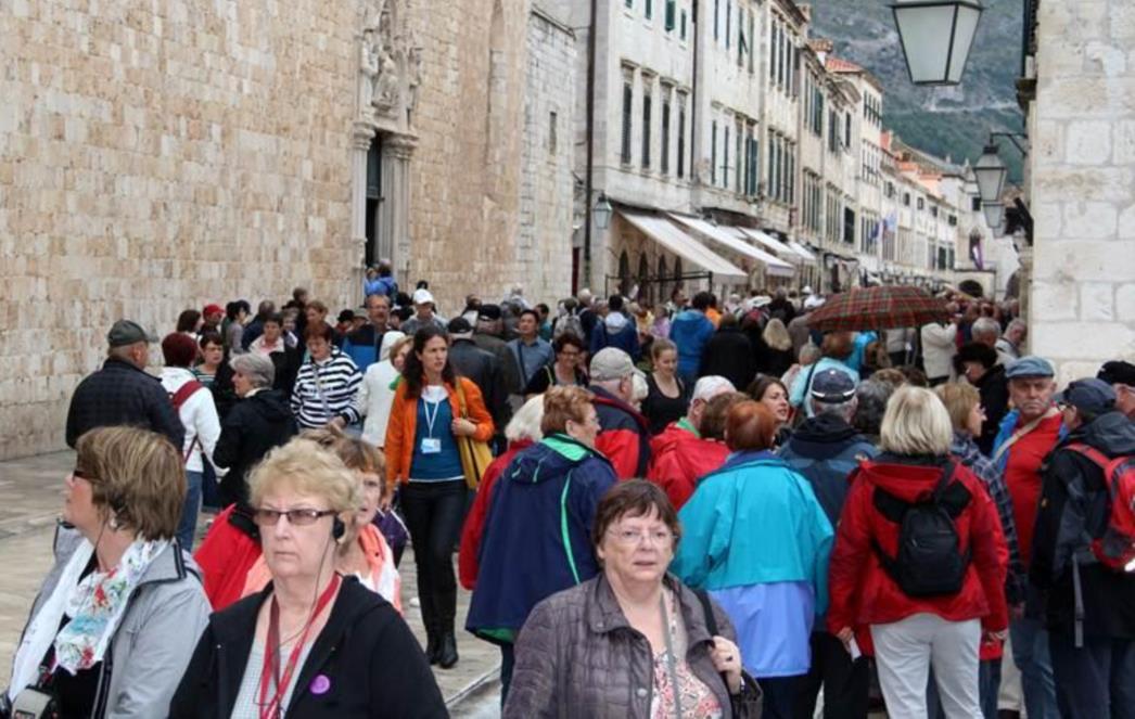 STRADUN PUN TURISTA: Japanke i šešire zamijenile kabanice i kišobrani (FOTOGALERIJA)
