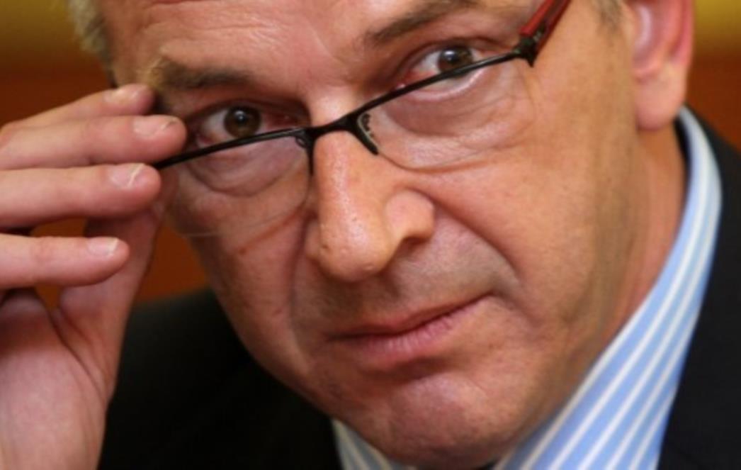 OSTOJIĆ BRANI TABLICE: Pa nije sramota staviti grb pored auspuha!