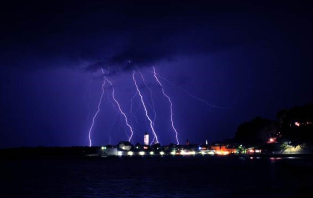 FOTO Pogledajte fascinantne snimke munja koje paraju nebo iznad Raba