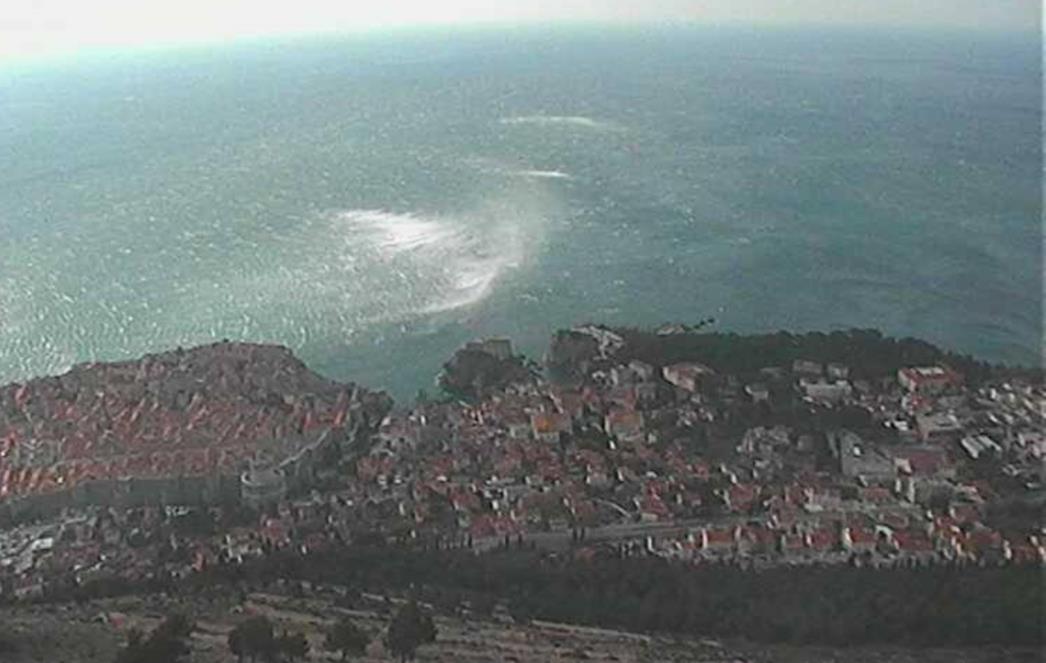 FOTOGRAFIJA SA SRĐA: Kad bura zapuše u Dubrovniku nosi sve pred sobom!