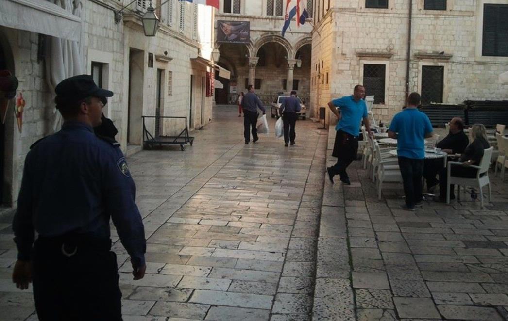 SVI SU JEDNAKI, SAMO... Policija parkirala vozilo ispred Kneževa dvora pa pošla malo u shopping! (FOTO)
