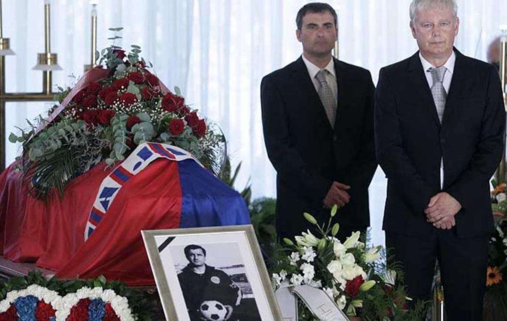 Vladimir Beara umotan u Hajdukovu zastavu ispraćen na posljednji počinak