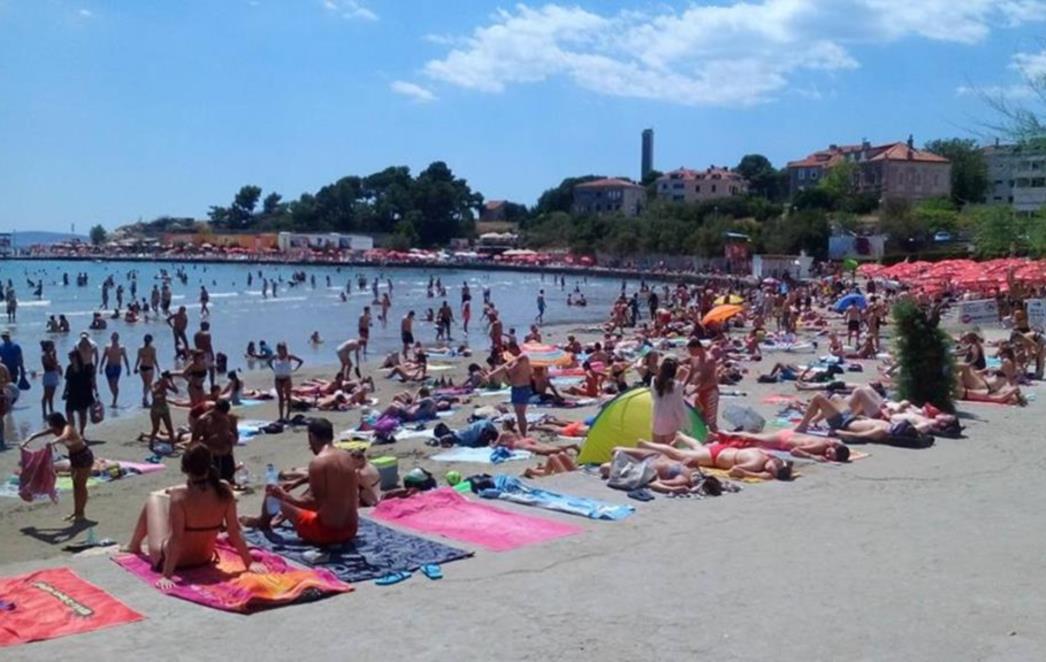 Ovo će biti nova pravila na plažama u Dalmaciji, a domaći  ljudi će  imati  prednost