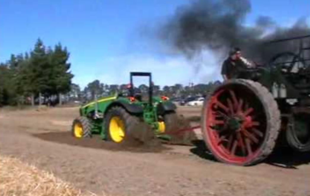 Novi traktor od 850 konja protiv stare lokomotive od 18 konja 