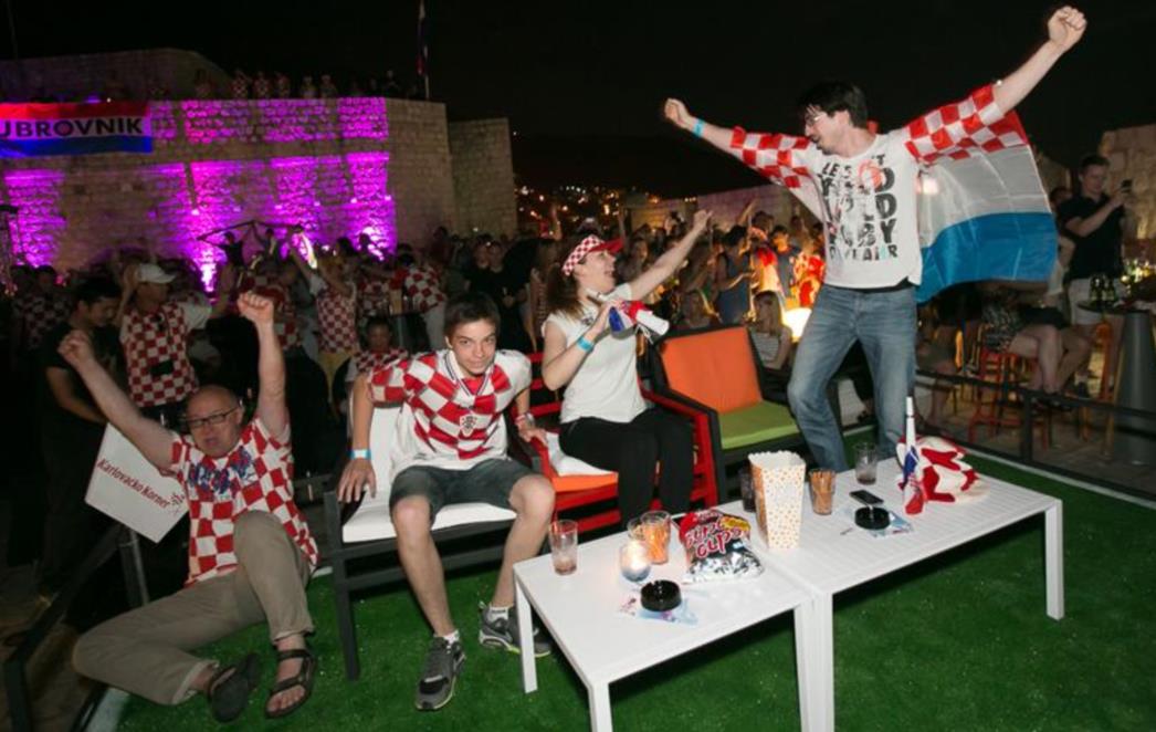 VATRENO NA TARACI CULTURE CLUBA REVELIN:  Pogledajte tko je pratio utakmicu! /FOTOGALERIJA/