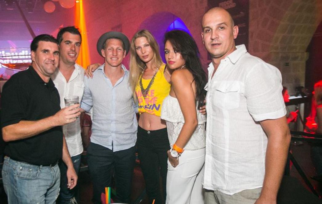 LA FIESTA U REVELINU: Tulumario i njemački  nogometaš Bastian Schweinsteiger u lijepom društvu! /FOTO/