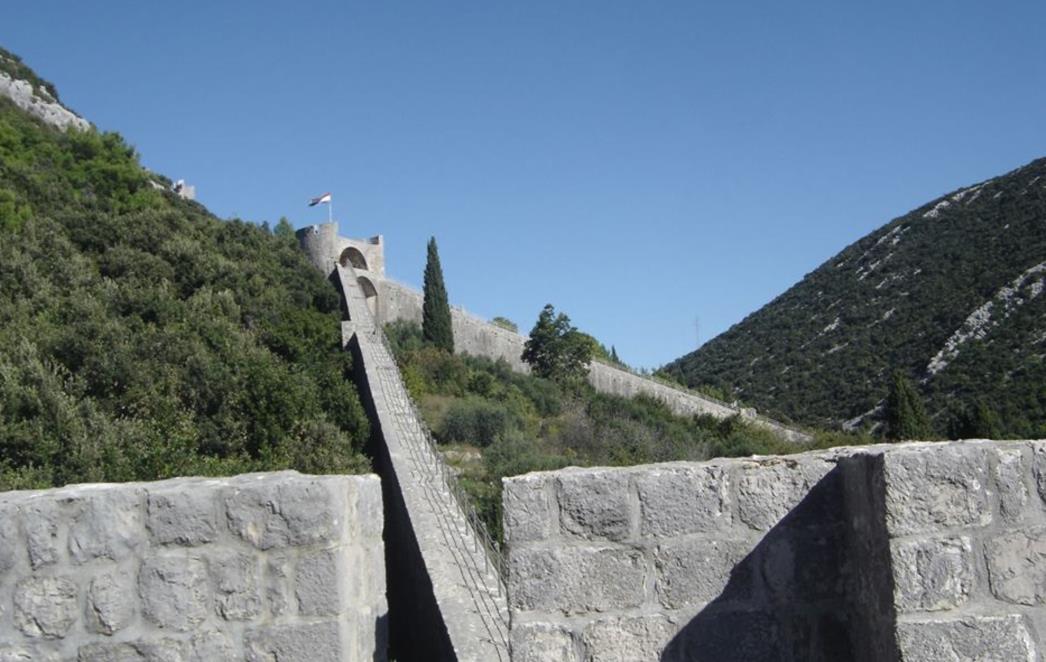 Ondje gdje se poluotok Pelješac spaja s kopnom:  Stonska tvrđava 'Stoviš'