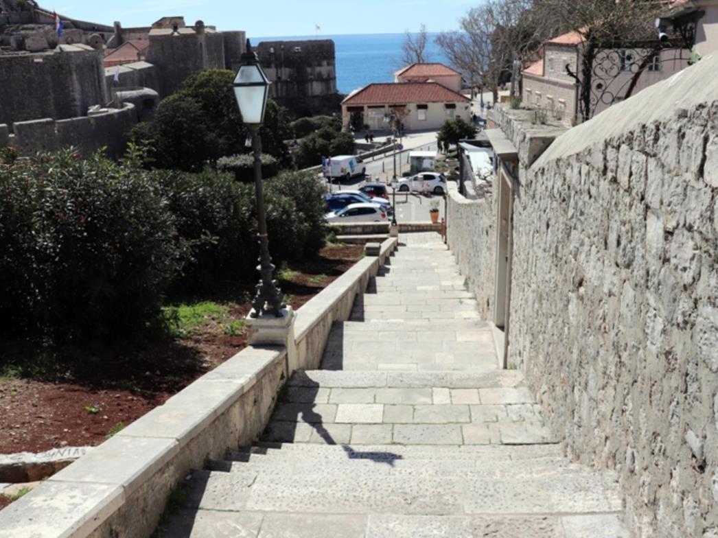 Sanirana oštećenja na skalinima u ulici Uz Posat
