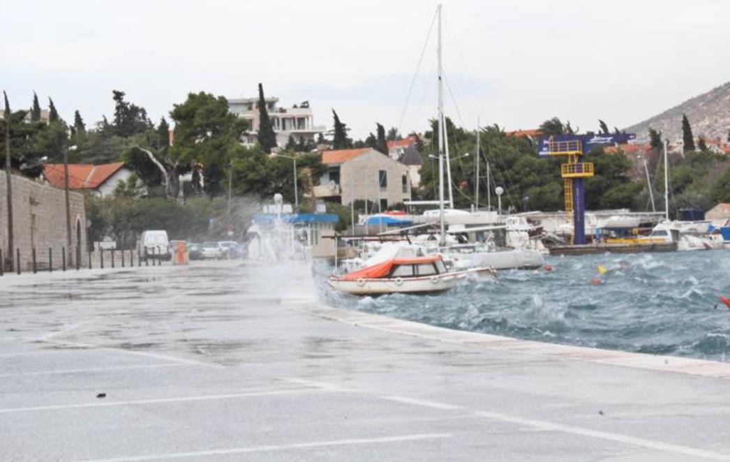 Do utorka  će bura prouzrokovati kolaps u prometu i opasnost na moru!
