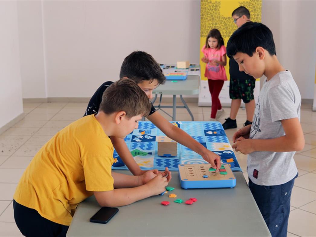 Održane radionice robotike i programiranaj bez ekrana te radionice upravljanja dronovima u Stonu