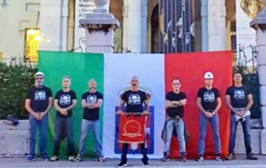 DVOJICA PRIVEDENA Fašisti u centru Rijeke razvili talijansku zastavu