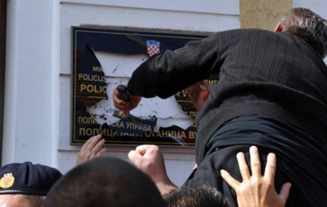 Ćirilične ploče: Srpski pravopis kao srpska pisma navodi i ćirilicu i latinicu